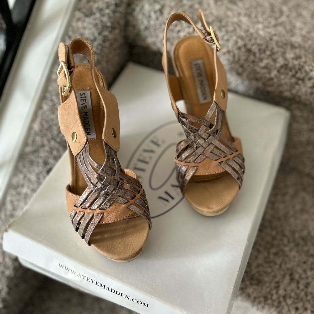 Steve Madden Natural Multi wedge sandal size 6